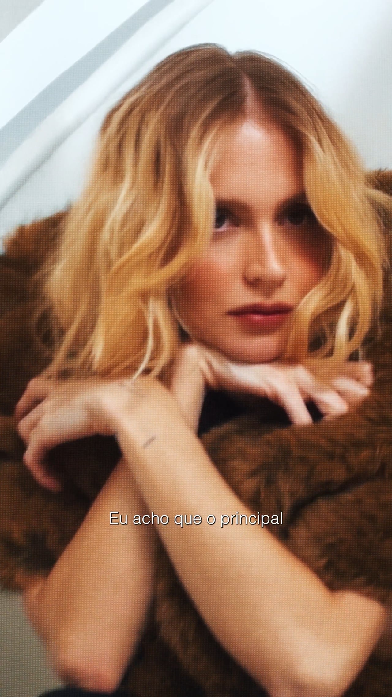 Frame do manifesto da Schutz com Isa Scherer
